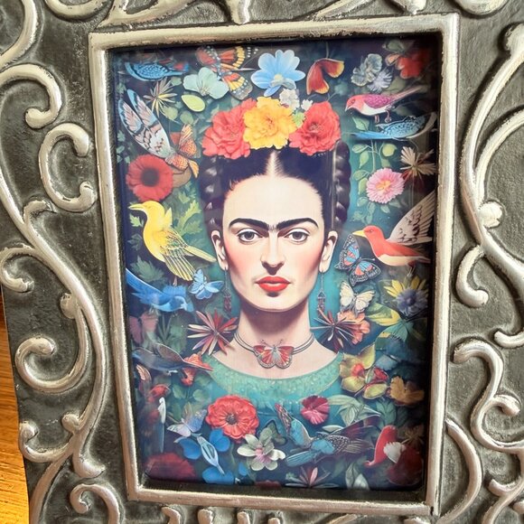 Vintage Heavy Aluminum Frame with Frida Kahlo - Picture 8 of 9